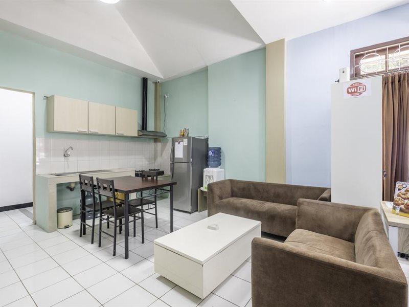 Super Oyo 1568 Stasiun Ka Cirebon Guest House Ngoại thất bức ảnh
