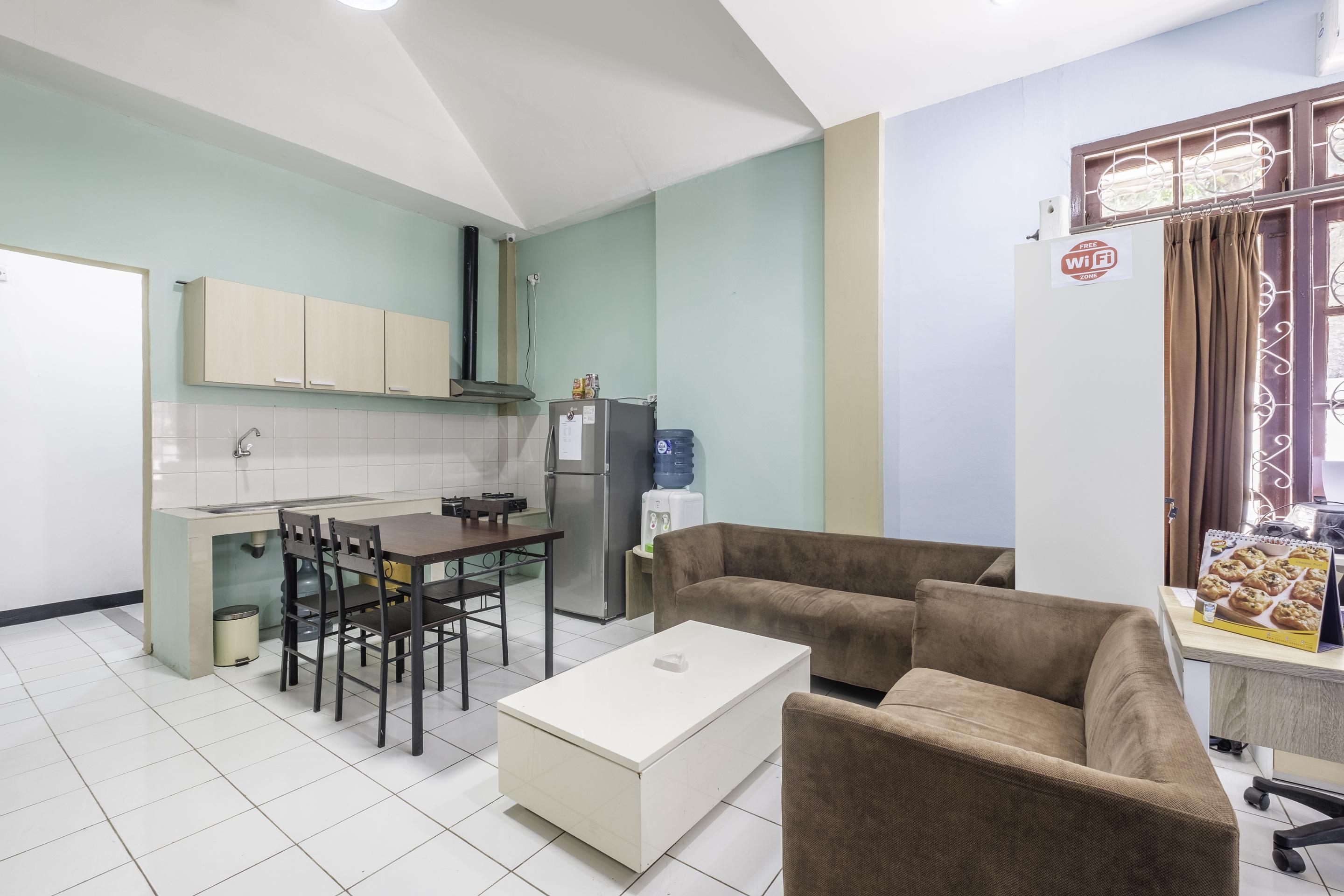 Super Oyo 1568 Stasiun Ka Cirebon Guest House Ngoại thất bức ảnh